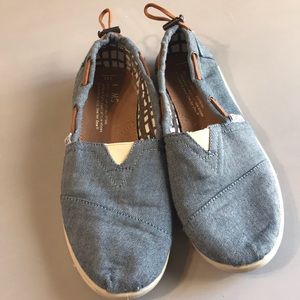 Gently worn chambray Toms!! Boy/girl size 3.5.